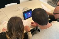 Participants en pleine séance de doublage lors de l’atelier cinéma proposé par MadCityZen. | © MadCityZen